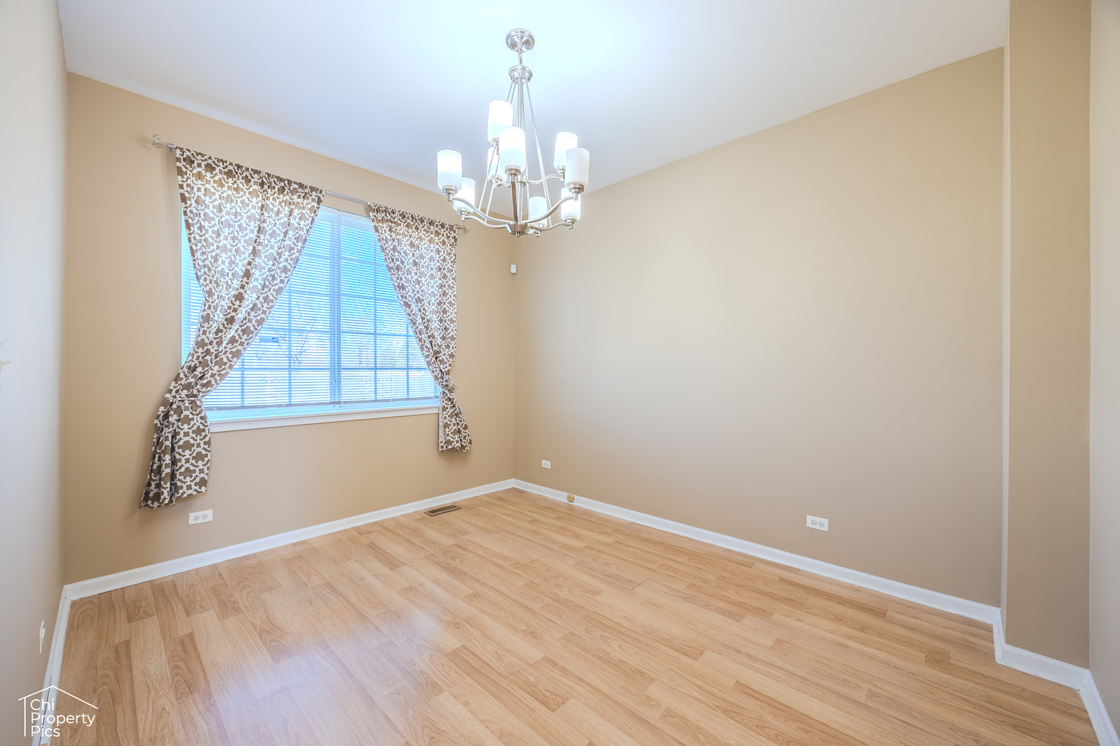 252 Balmoral Court, Glendale Heights, IL 60139