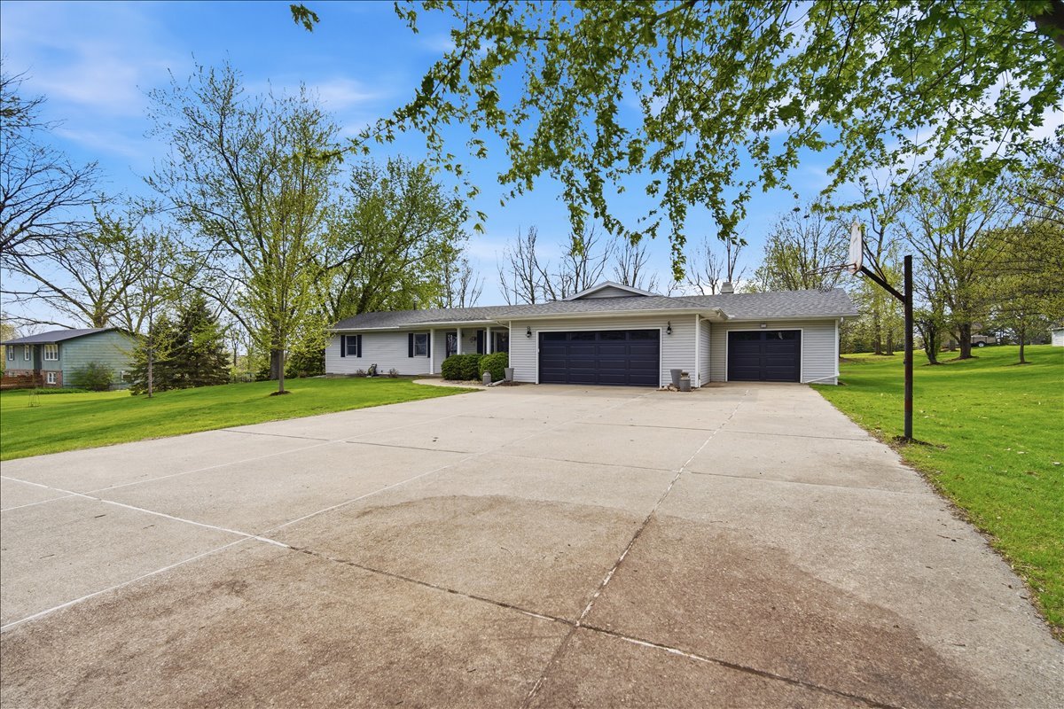 8656 Prairie Trail, Bloomington, IL 61705