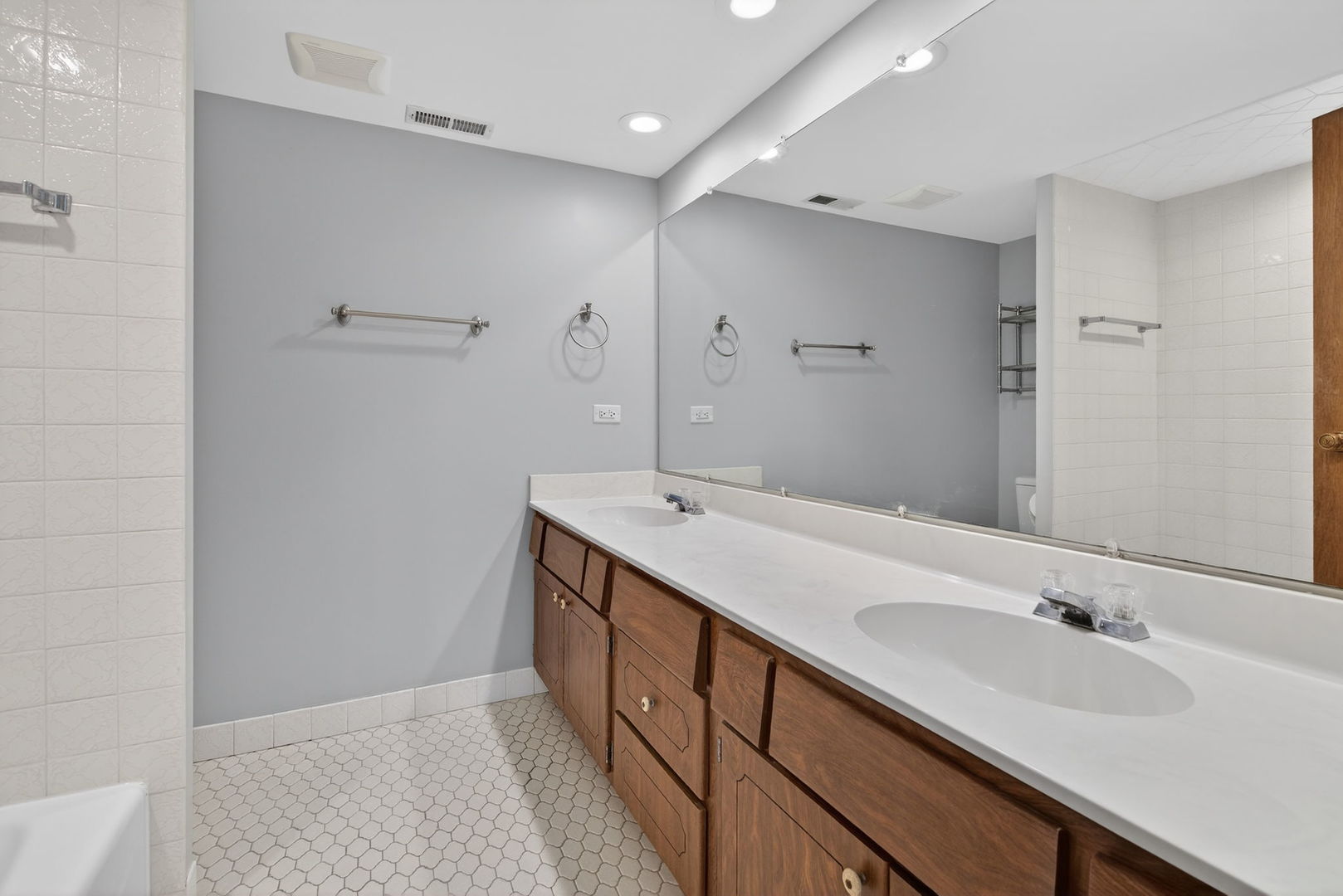 8150 Brookside Drive #204, Palos Park, IL 60464