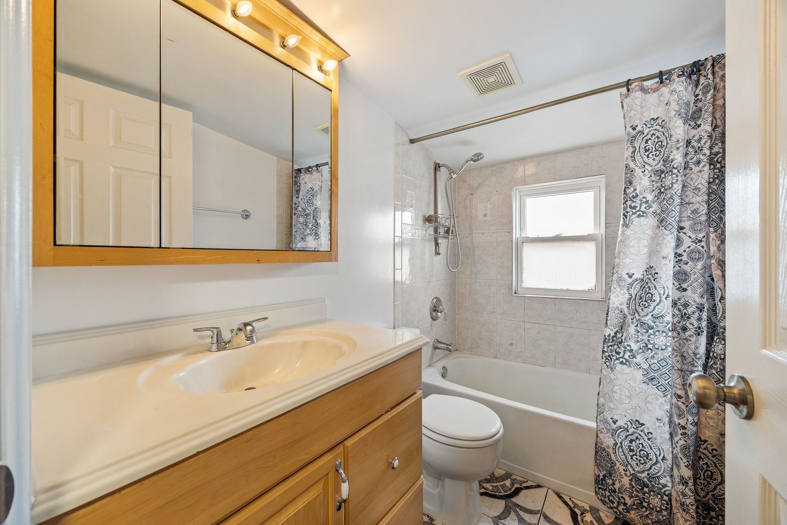 5700 W Melrose Street, Chicago, IL 60634