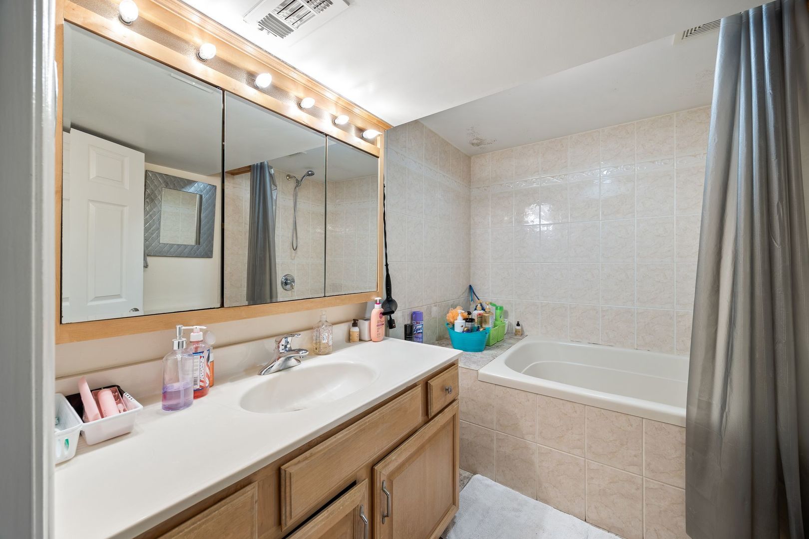 5700 W Melrose Street, Chicago, IL 60634