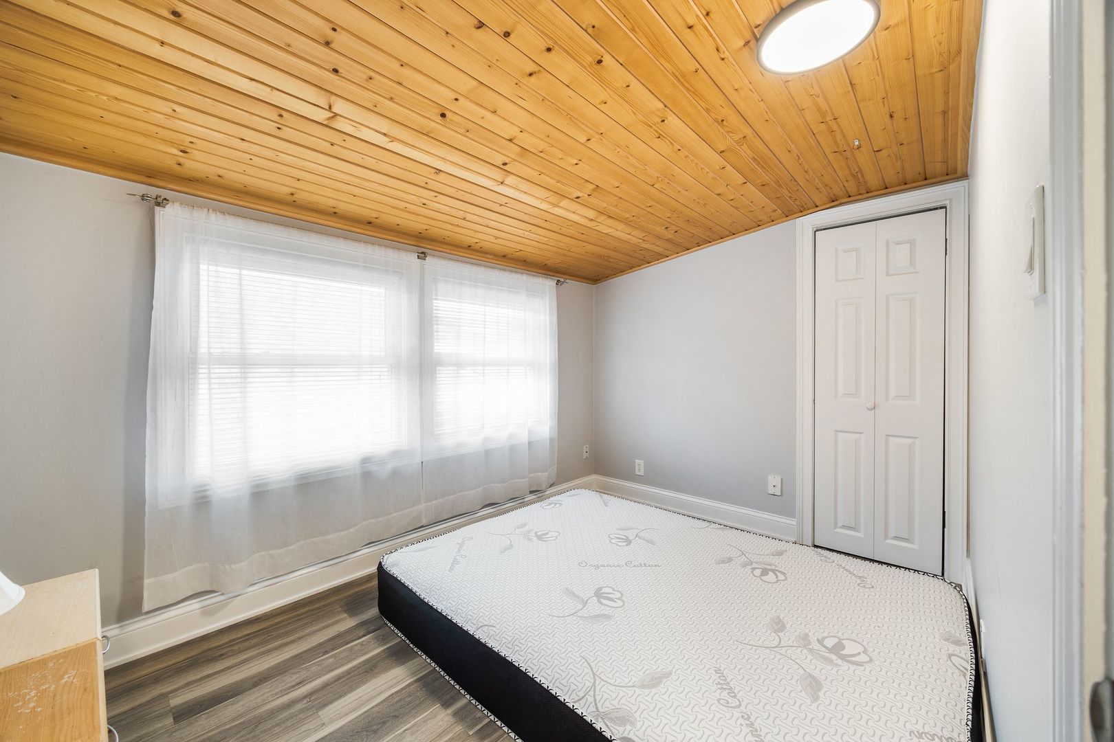 5700 W Melrose Street, Chicago, IL 60634