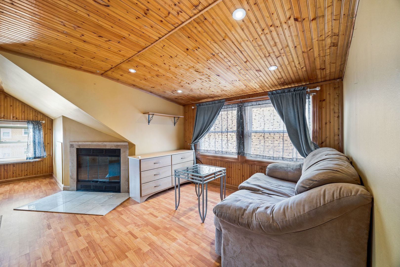 5700 W Melrose Street, Chicago, IL 60634