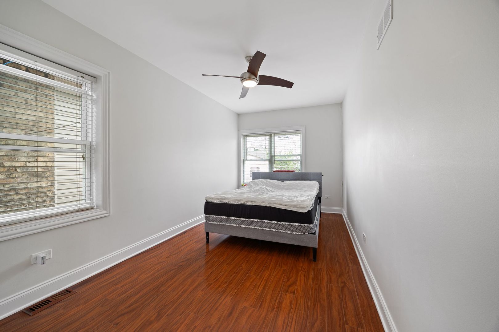 5700 W Melrose Street, Chicago, IL 60634