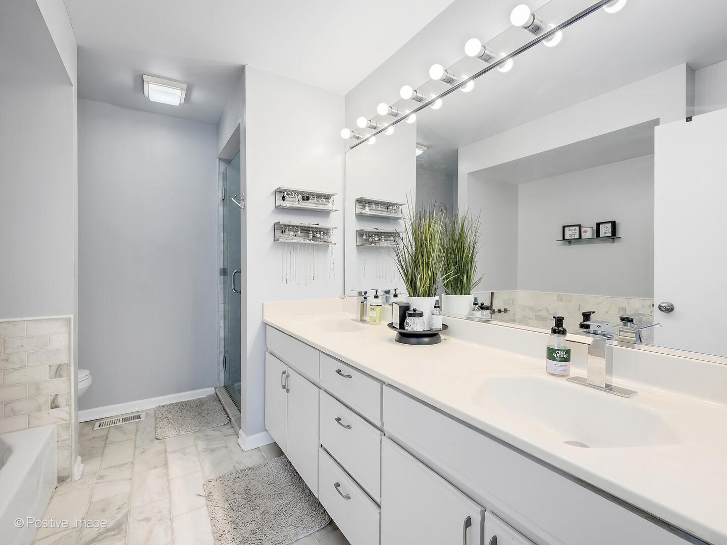 210 Stoneybrook Lane, Bloomingdale, IL 60108