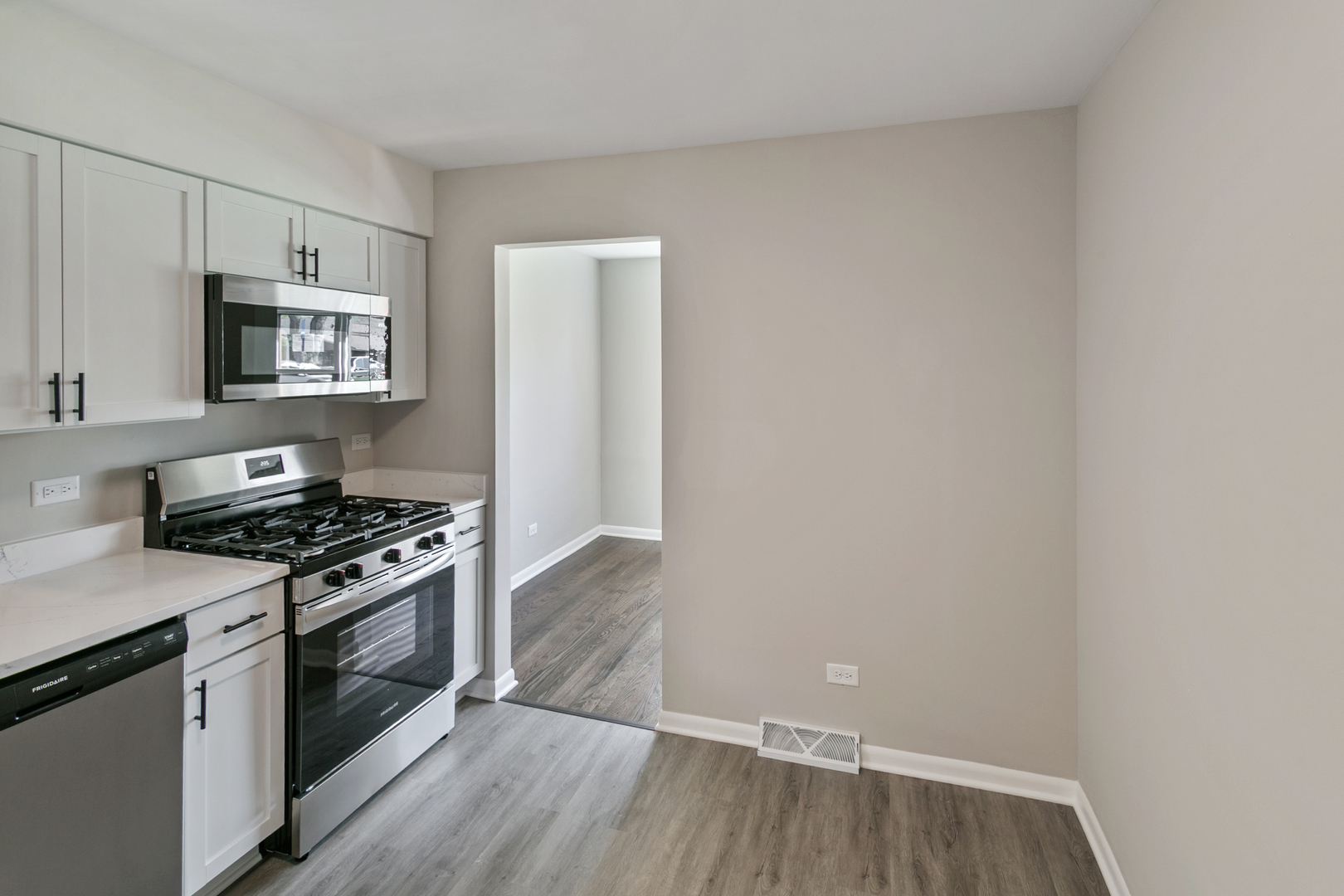 14129 S Hoxie Avenue, Burnham, IL 60633