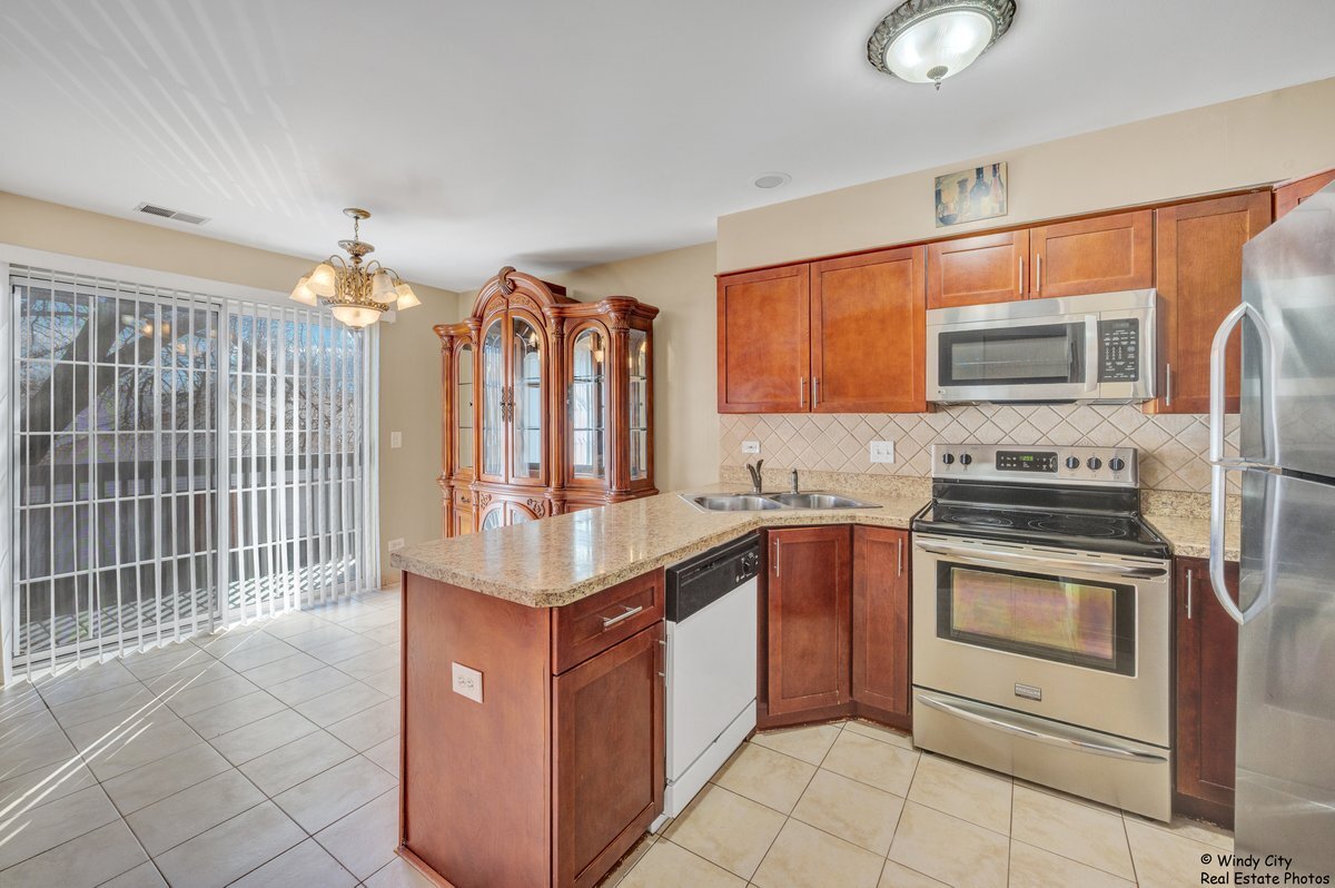 1346 S Lorraine Road #E, Wheaton, IL 60189