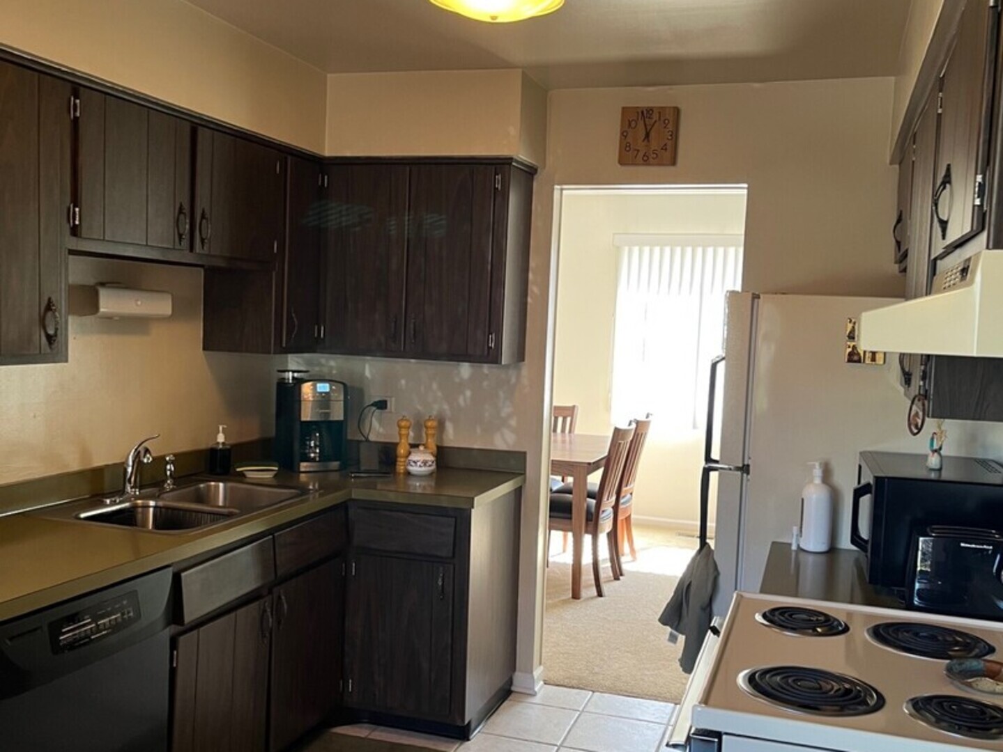 1690 Darwin Court, Wheaton, IL 60189