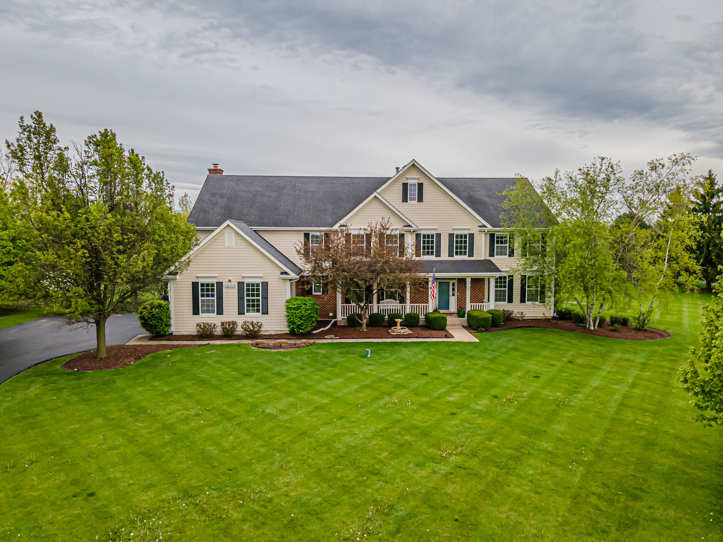 28309 W Savannah Trail, Lake Barrington, IL 60010