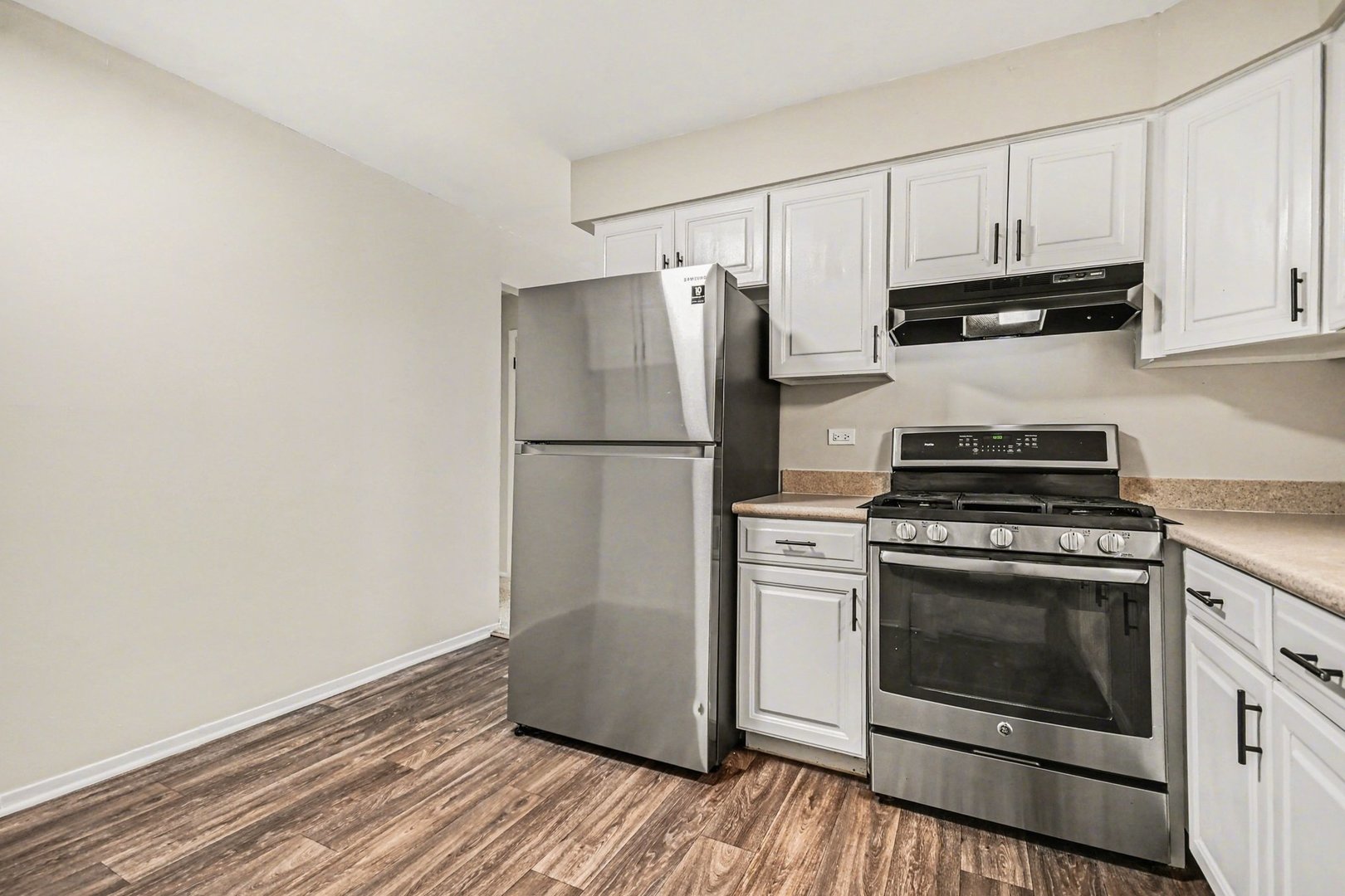 1320 Lore Lane #107B, Lombard, IL 60148