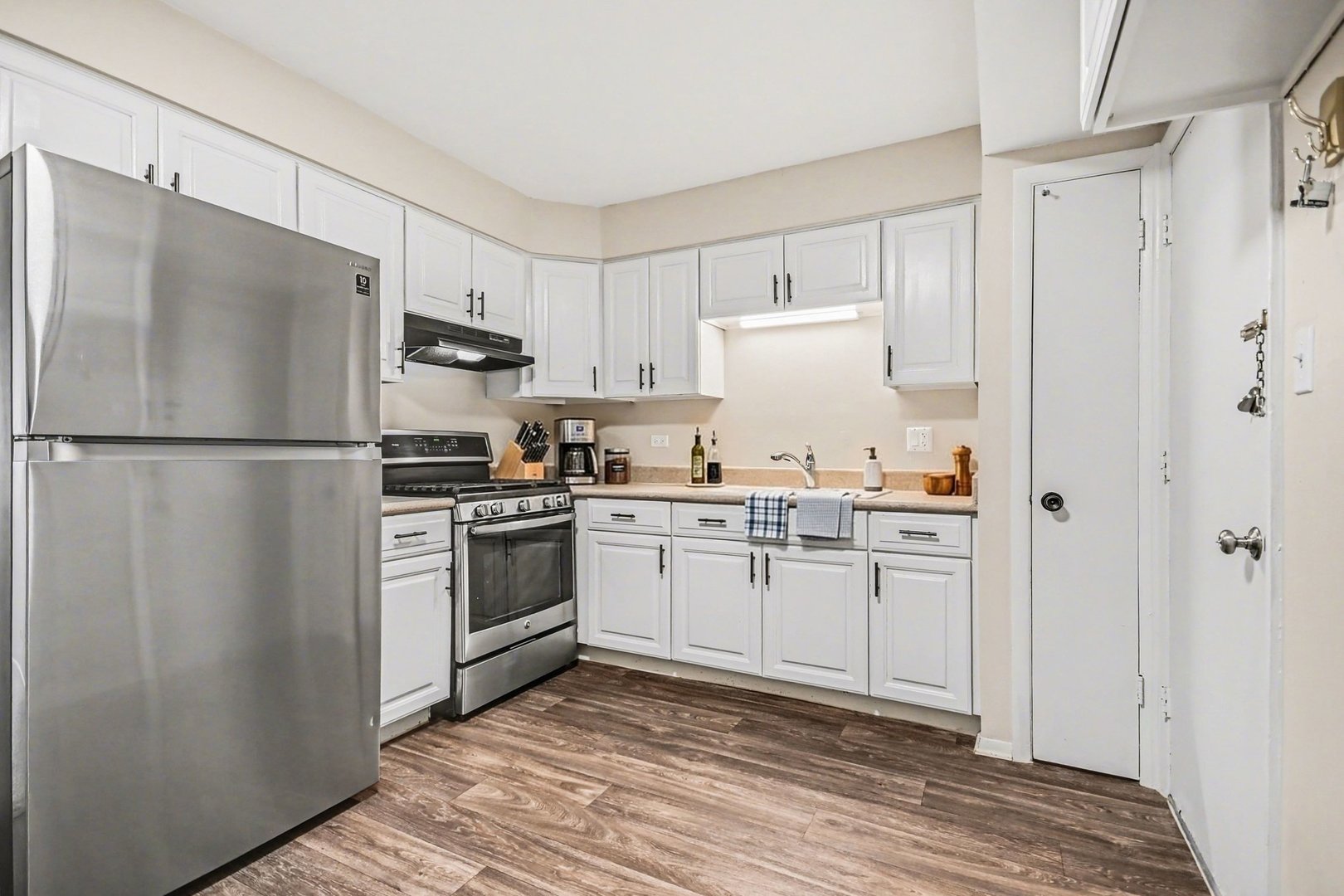 1320 Lore Lane #107B, Lombard, IL 60148