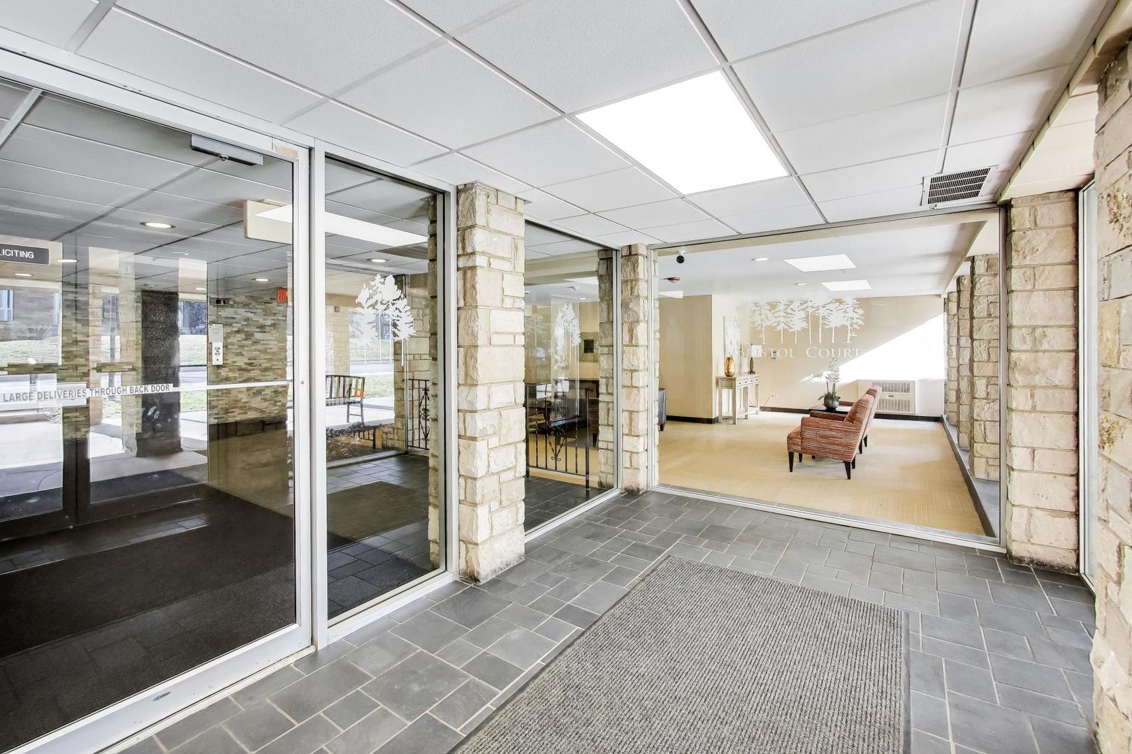 400 Ascot Drive #1M, Park Ridge, IL 60068