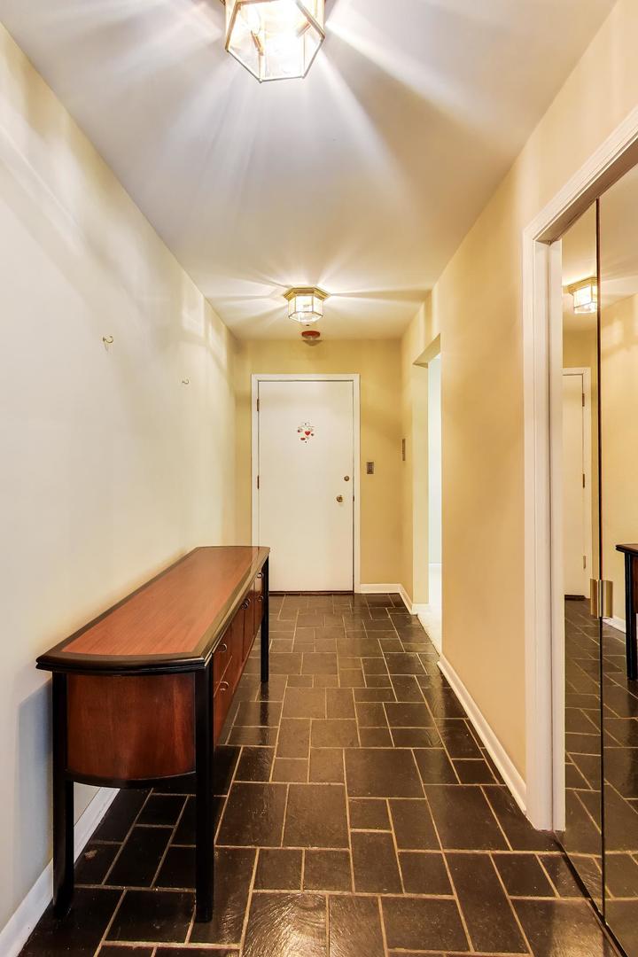 400 Ascot Drive #1M, Park Ridge, IL 60068