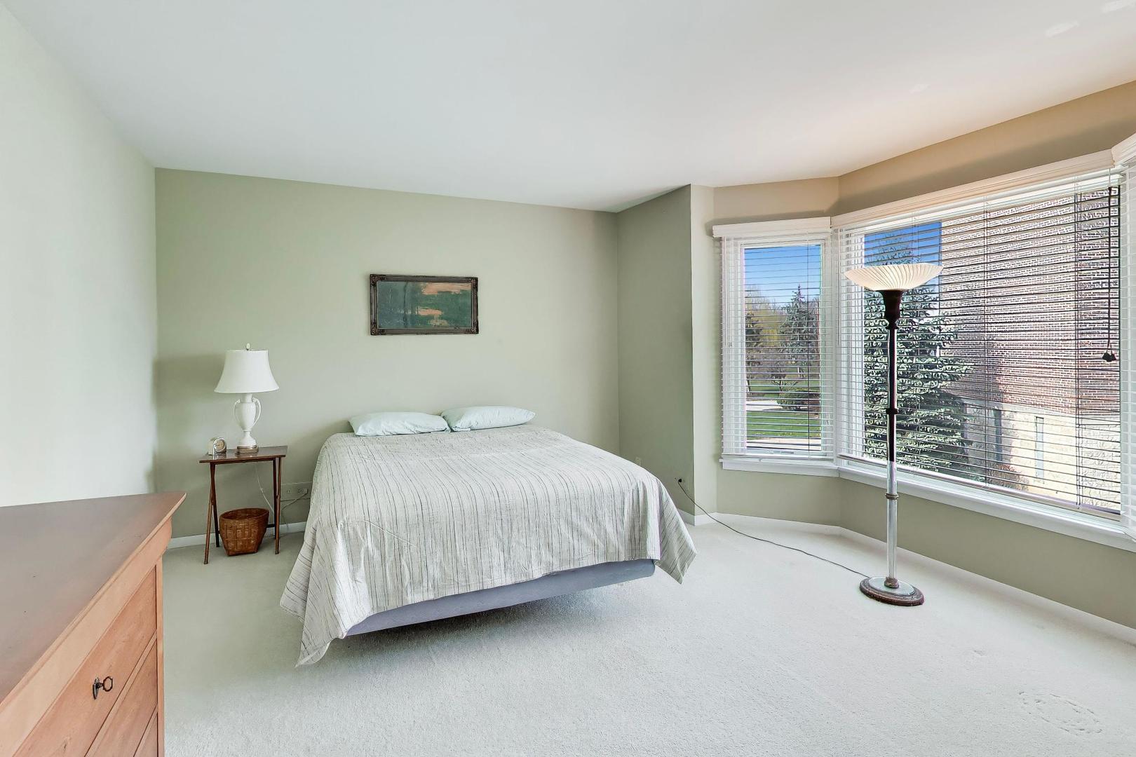 400 Ascot Drive #1M, Park Ridge, IL 60068