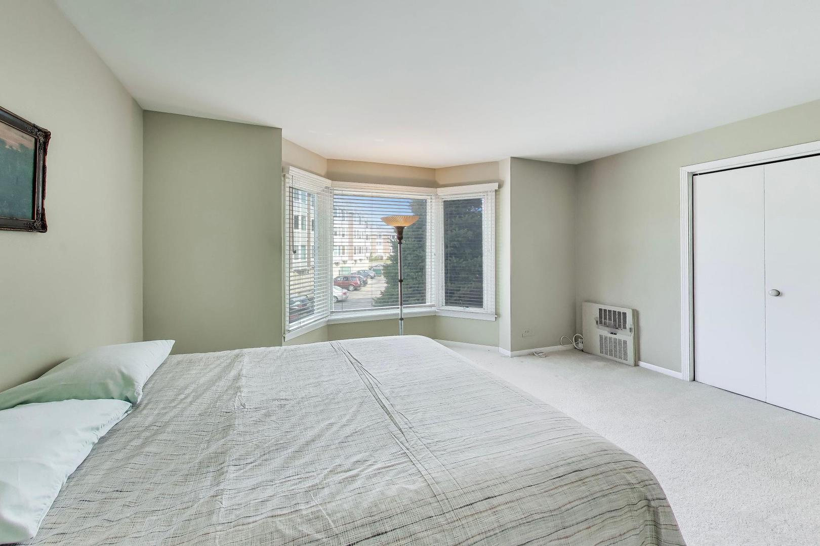 400 Ascot Drive #1M, Park Ridge, IL 60068