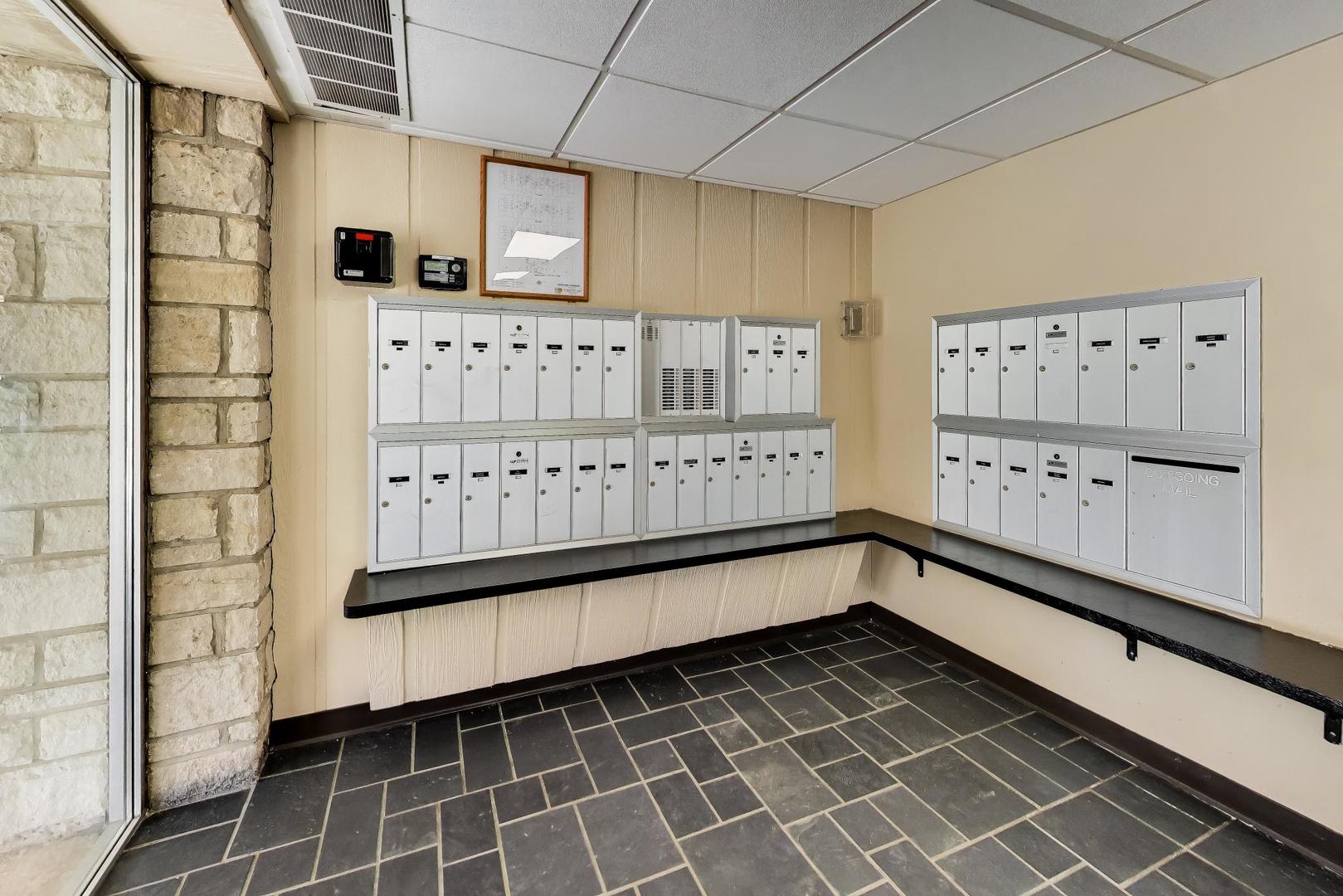 400 Ascot Drive #1M, Park Ridge, IL 60068