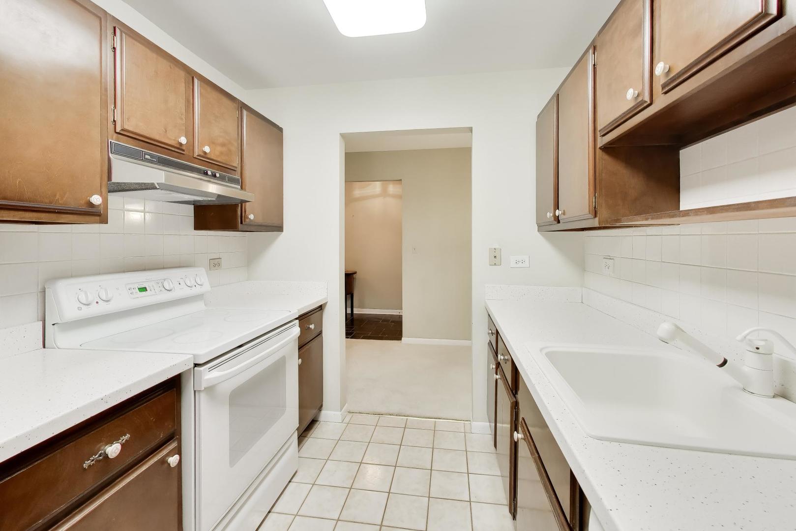 400 Ascot Drive #1M, Park Ridge, IL 60068