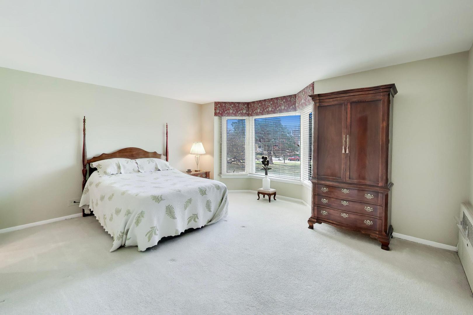 400 Ascot Drive #1M, Park Ridge, IL 60068