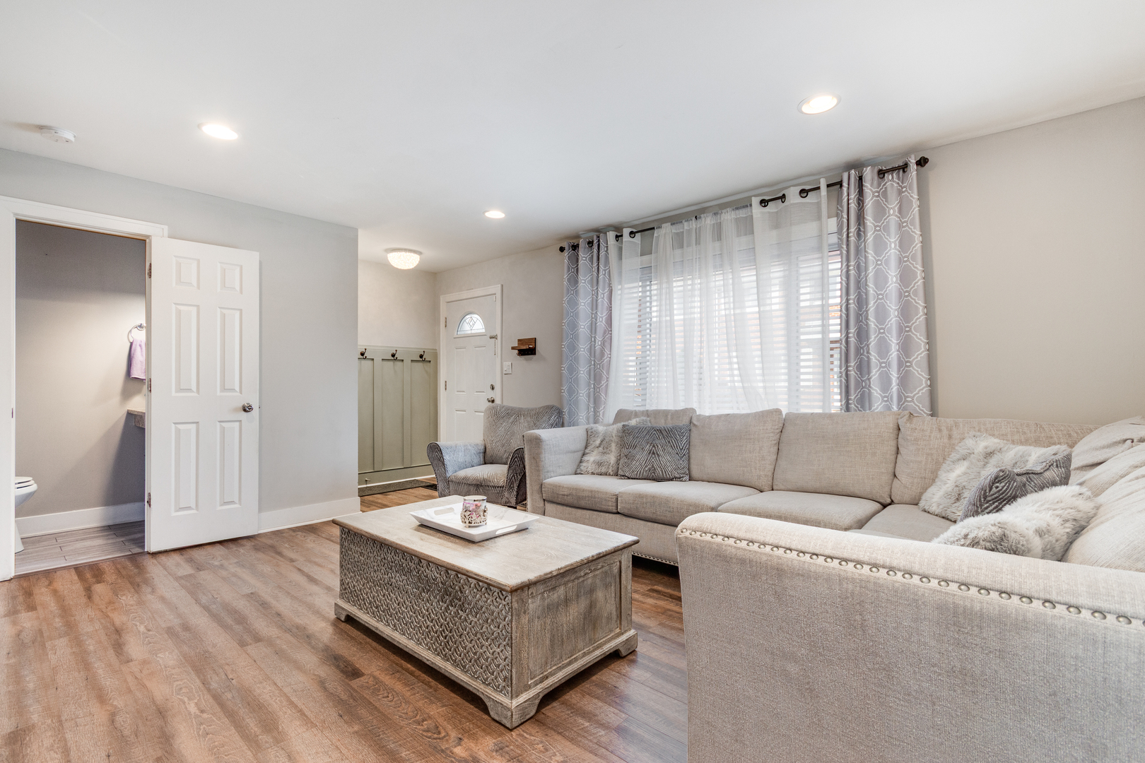 1240 N Boxwood Drive, Mount Prospect, IL 60056