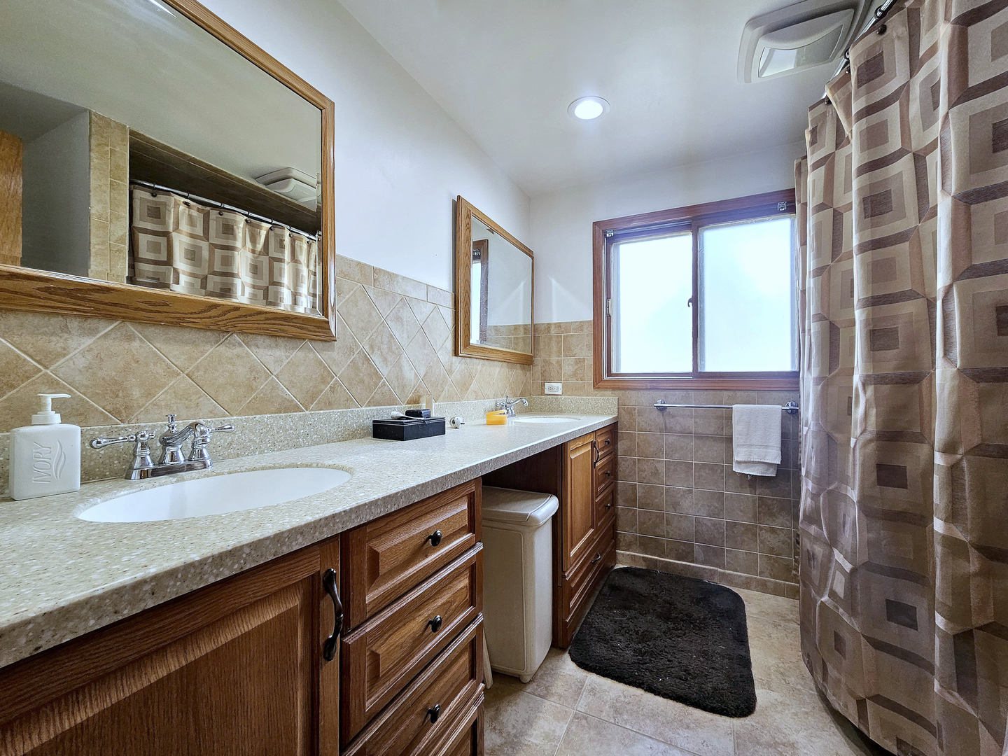 357 N PIONEER Drive, Addison, IL 60101