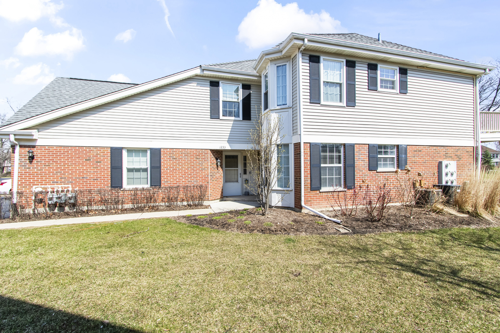 1233 S Wellington Court, Buffalo Grove, IL 60089