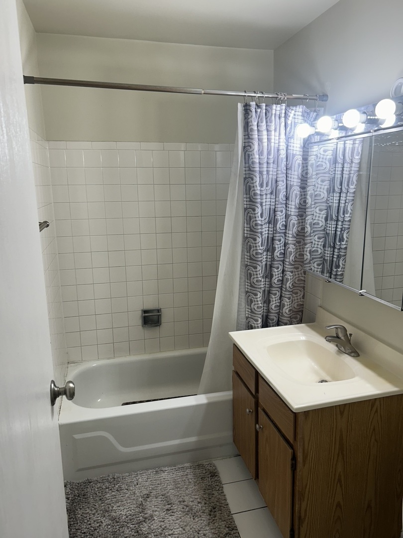 330 Shorewood Drive #3B, Glendale Heights, IL 60139