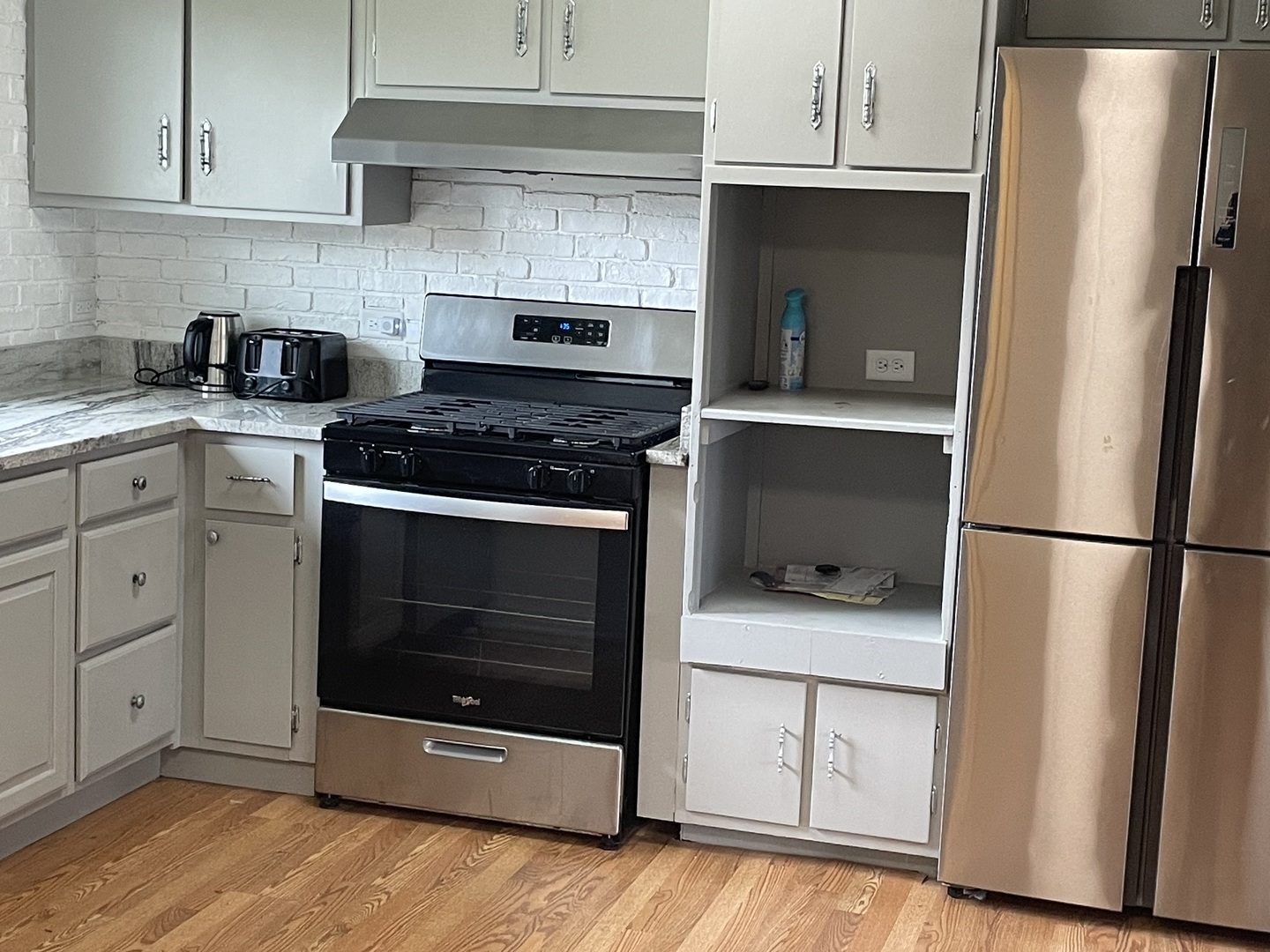 594 W Comstock Avenue, Elmhurst, IL 60126