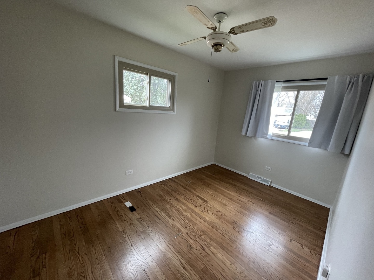 594 W Comstock Avenue, Elmhurst, IL 60126