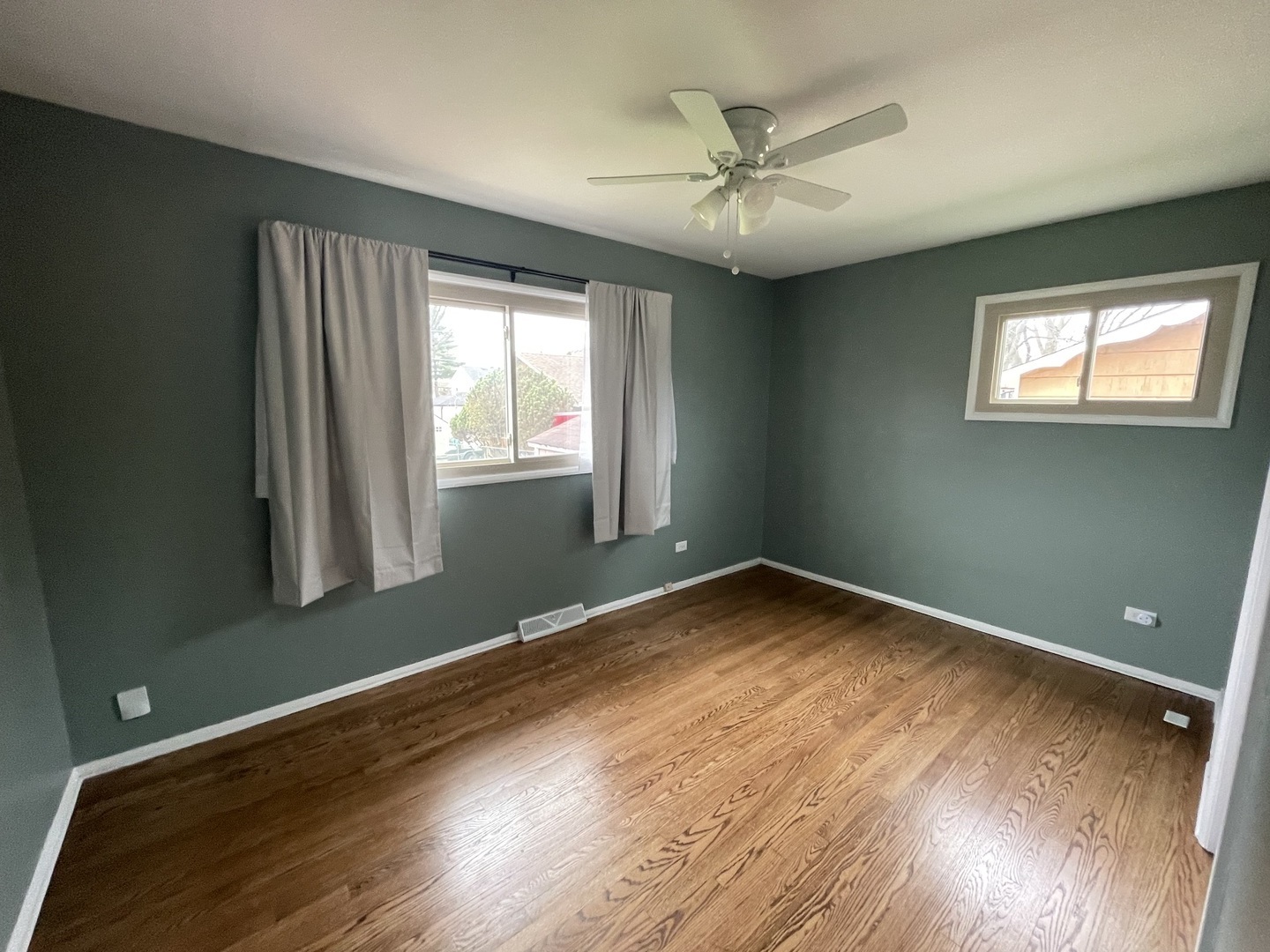 594 W Comstock Avenue, Elmhurst, IL 60126