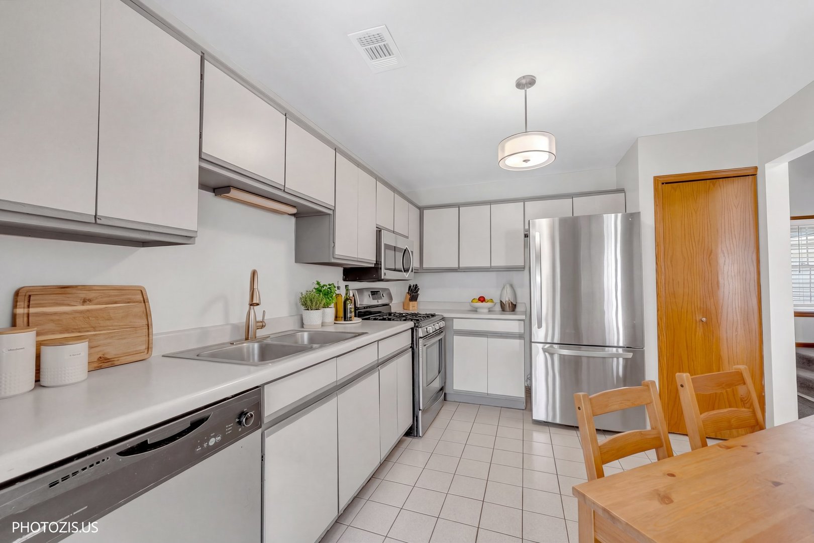 208 Westminster Court #D, Schaumburg, IL 60193