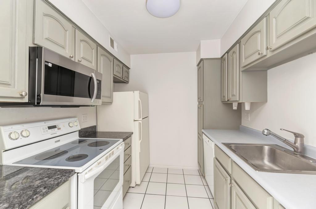 6103 Knoll Valley Drive #104, Willowbrook, IL 60527