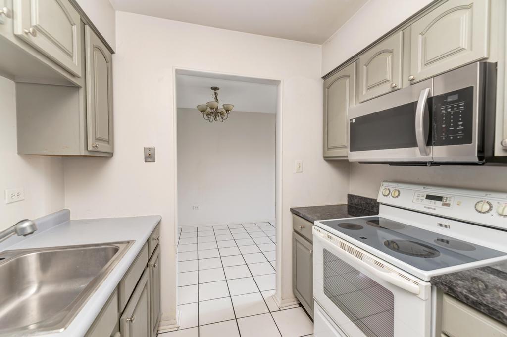 6103 Knoll Valley Drive #104, Willowbrook, IL 60527