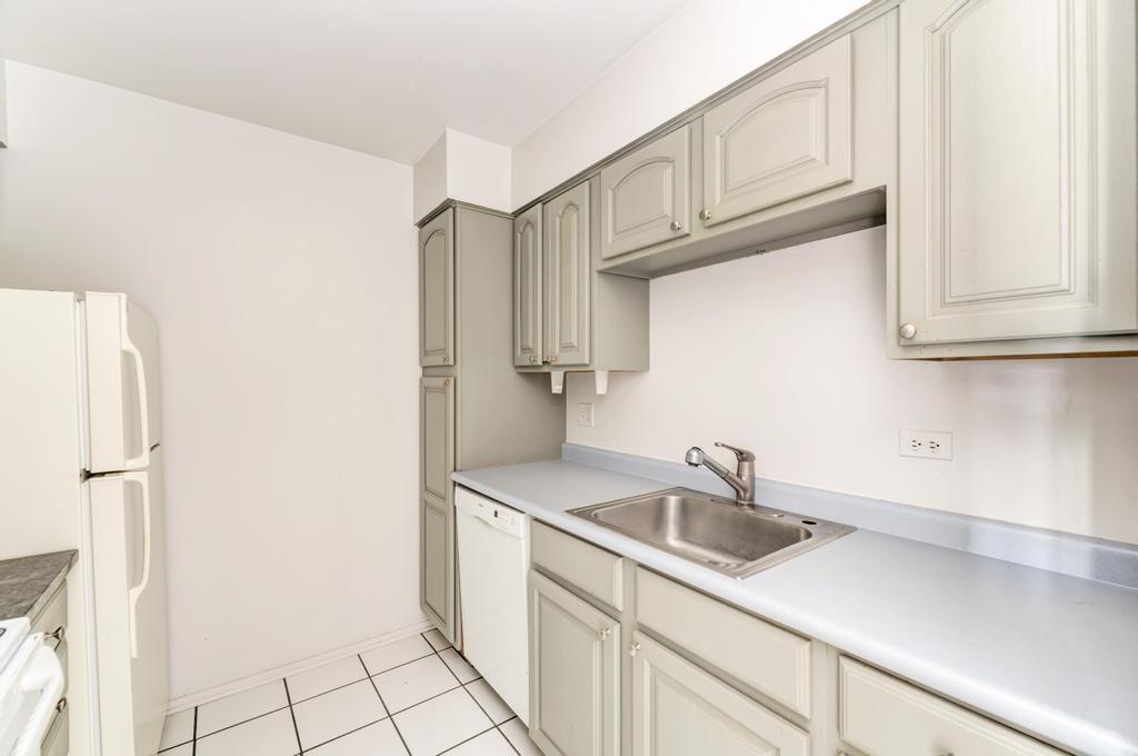 6103 Knoll Valley Drive #104, Willowbrook, IL 60527