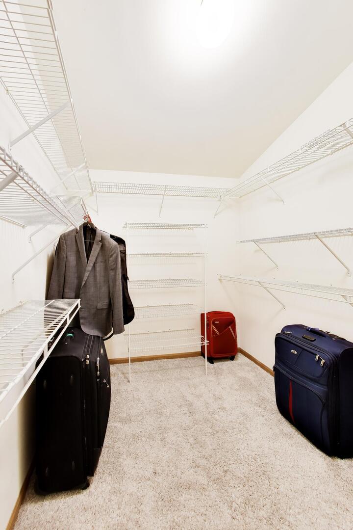 943 W Essex Place, Arlington Heights, IL 60004