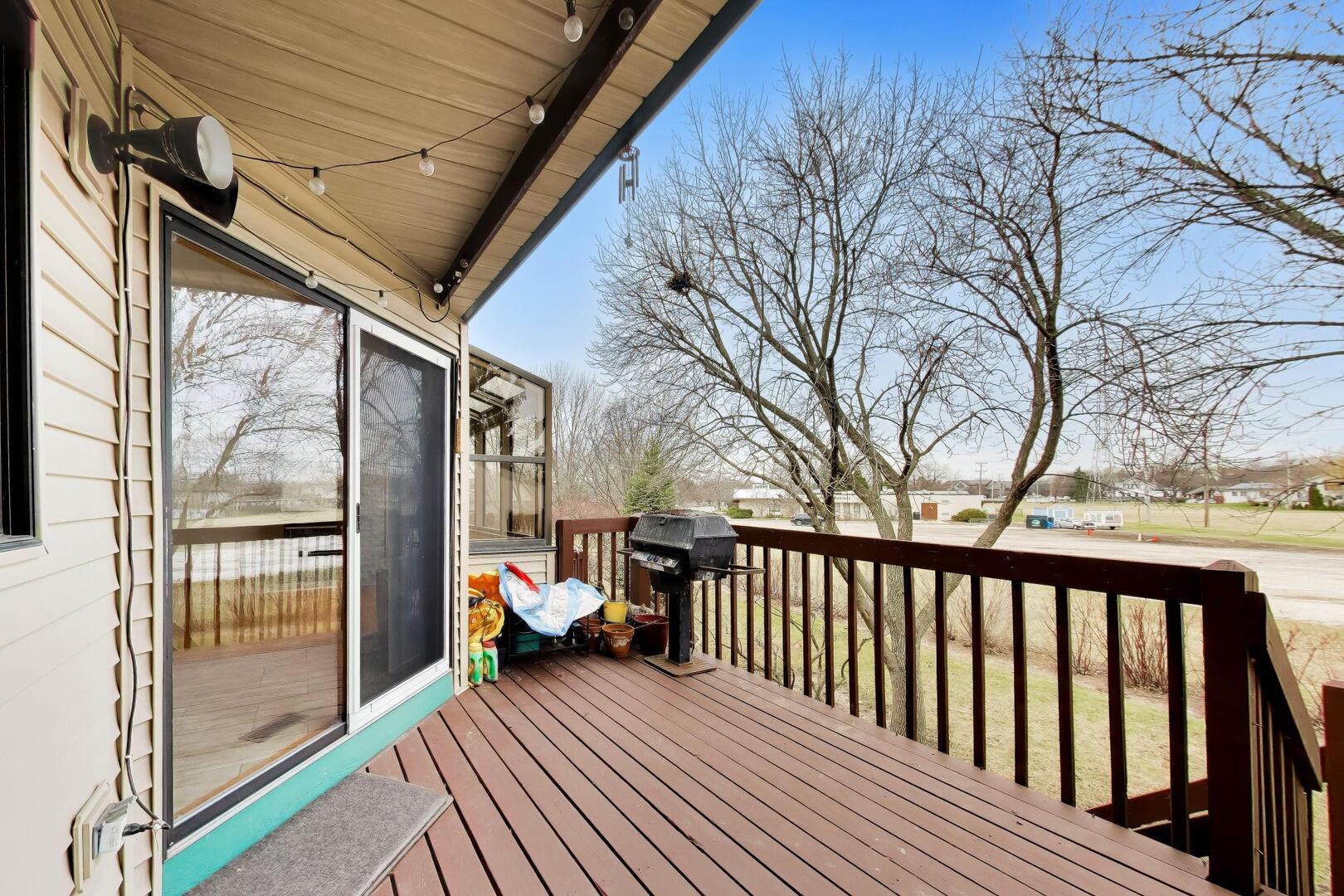 943 W Essex Place, Arlington Heights, IL 60004