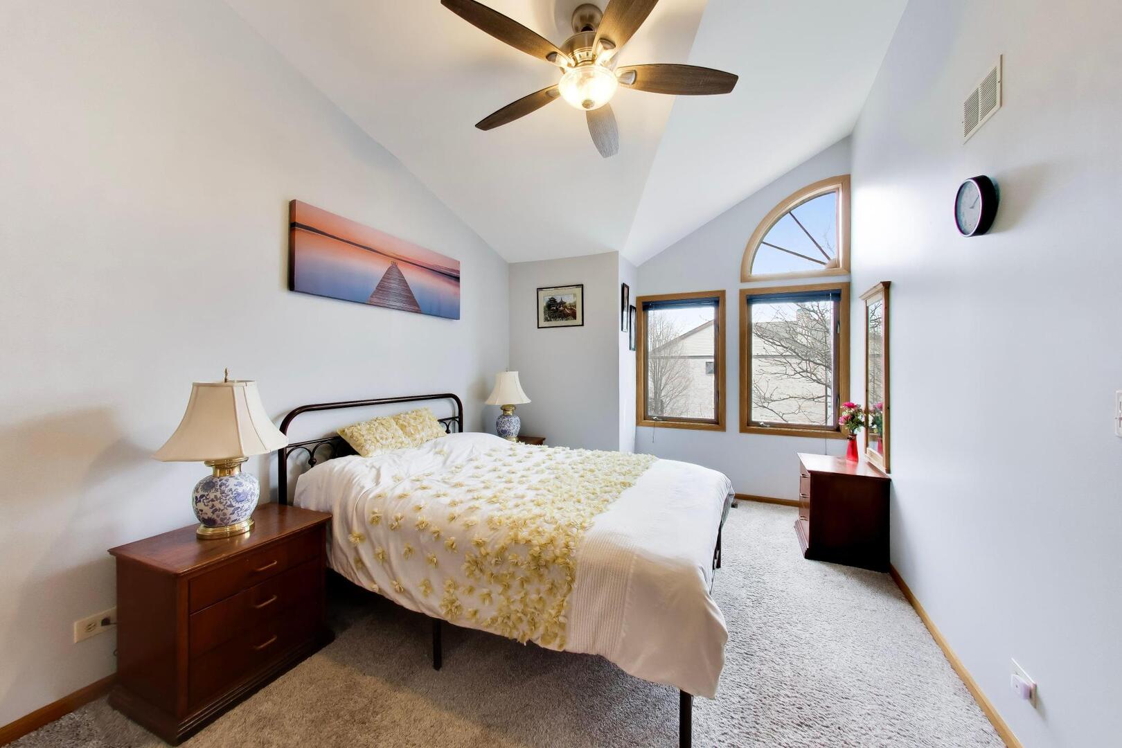 943 W Essex Place, Arlington Heights, IL 60004