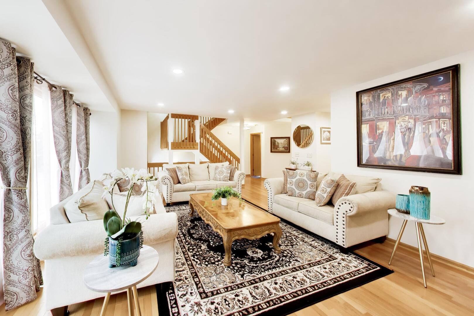 943 W Essex Place, Arlington Heights, IL 60004