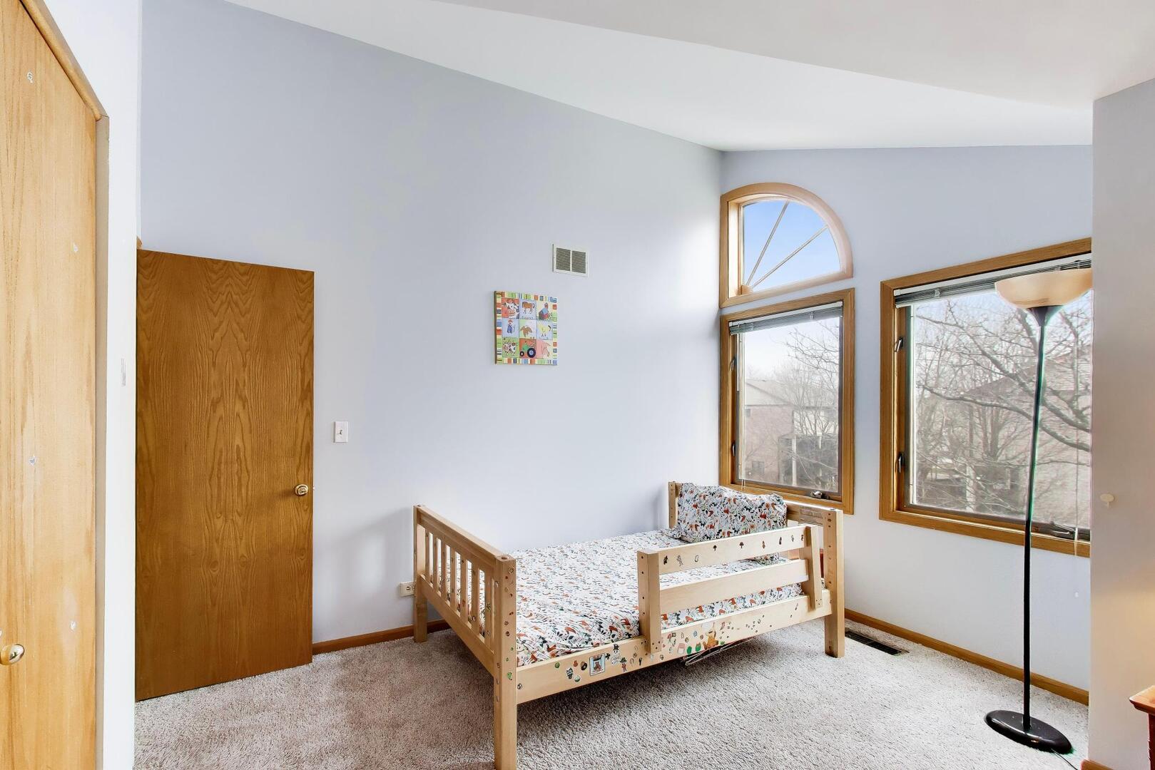 943 W Essex Place, Arlington Heights, IL 60004