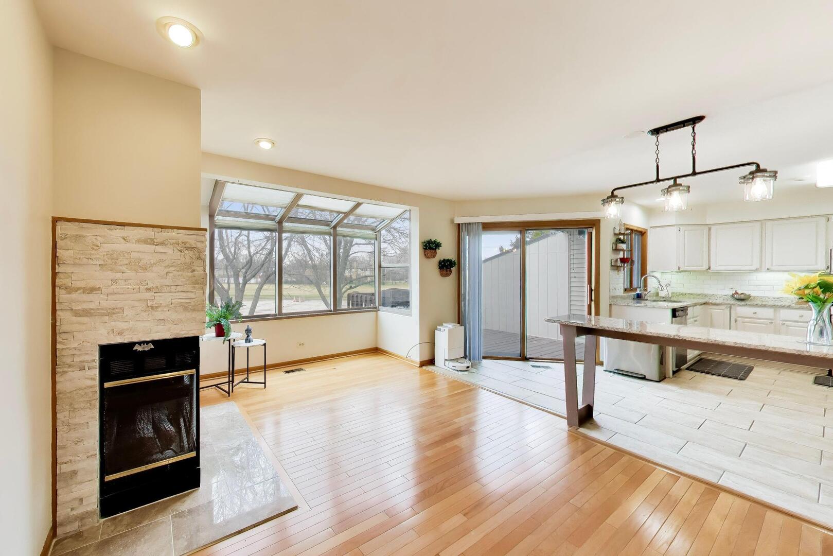 943 W Essex Place, Arlington Heights, IL 60004