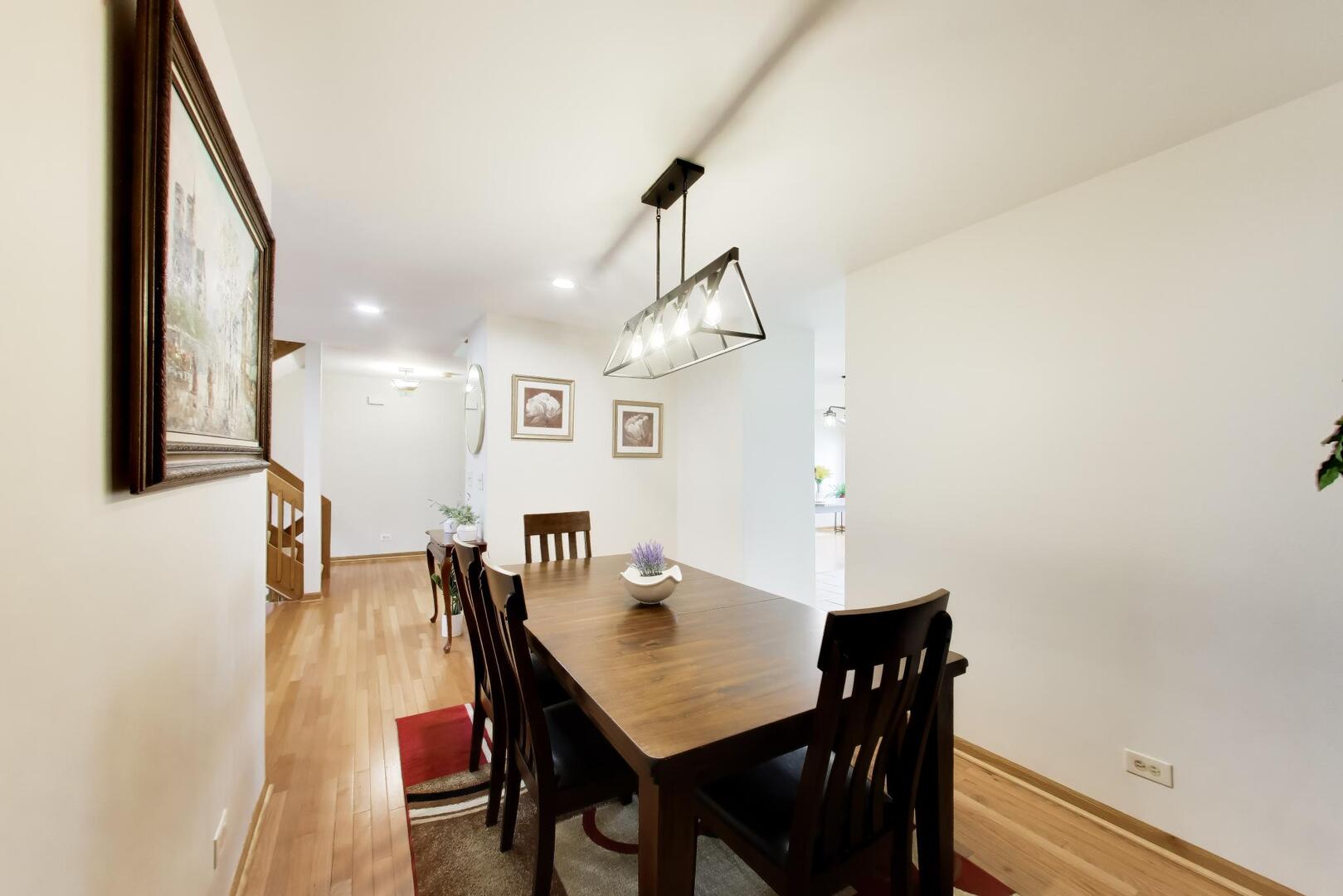 943 W Essex Place, Arlington Heights, IL 60004