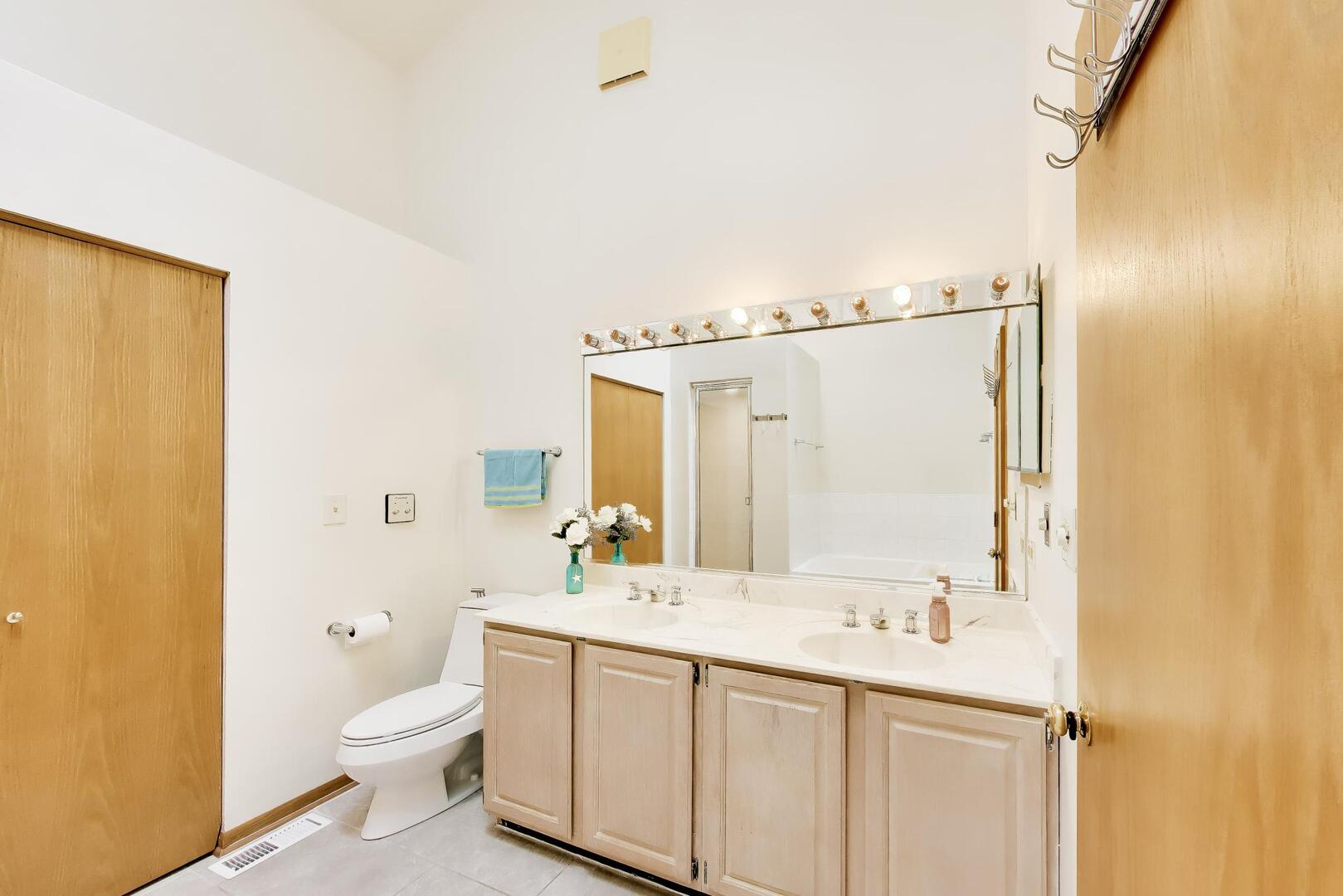 943 W Essex Place, Arlington Heights, IL 60004