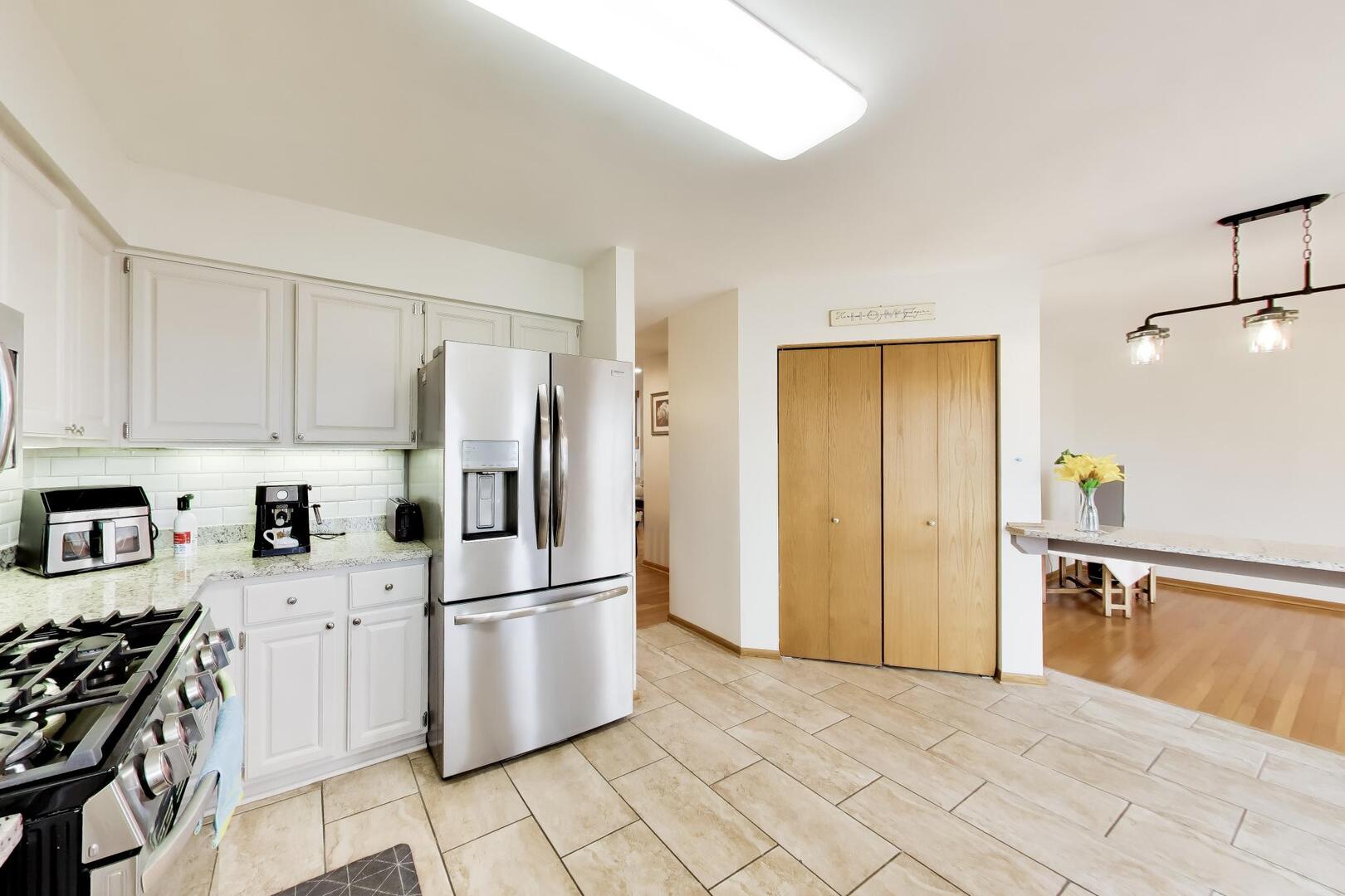 943 W Essex Place, Arlington Heights, IL 60004