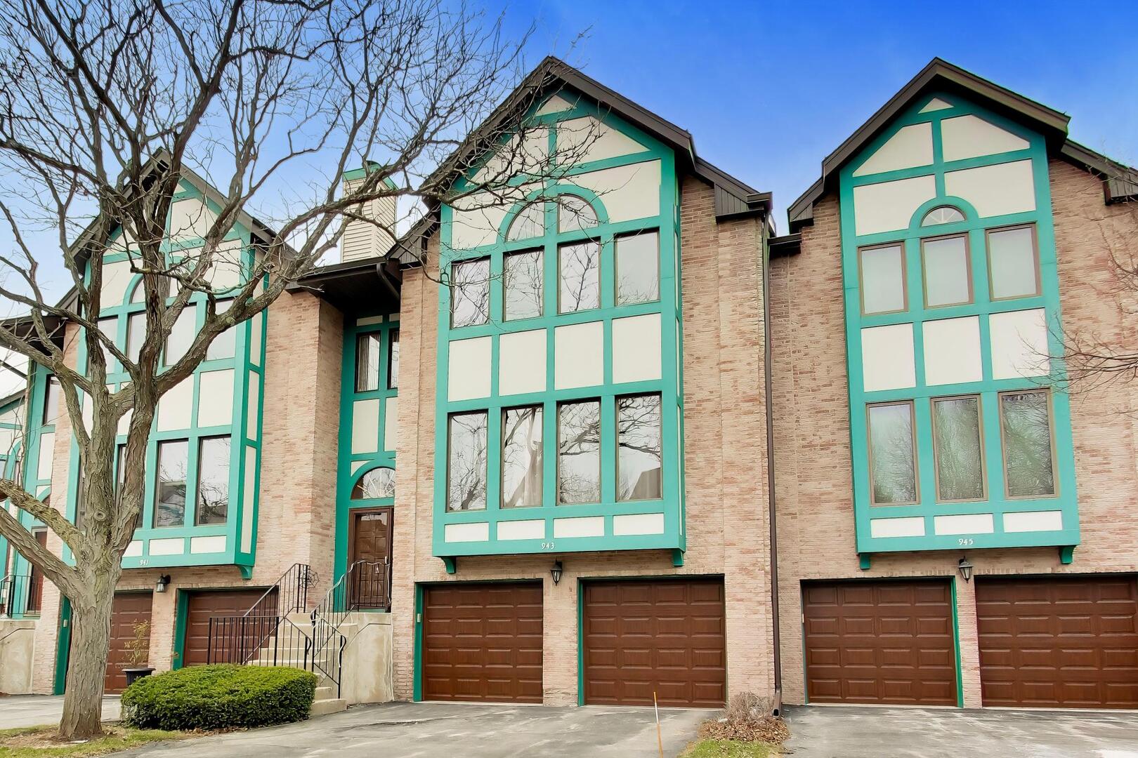 943 W Essex Place, Arlington Heights, IL 60004