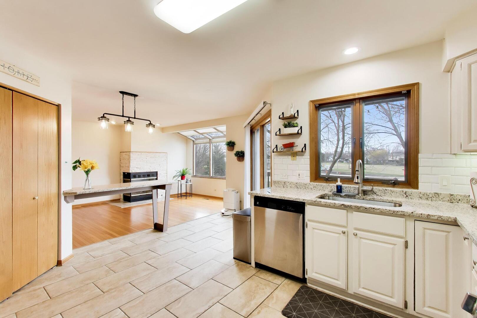 943 W Essex Place, Arlington Heights, IL 60004