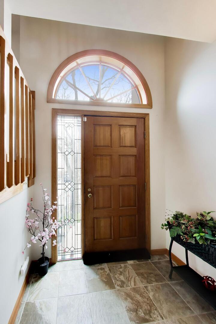 943 W Essex Place, Arlington Heights, IL 60004