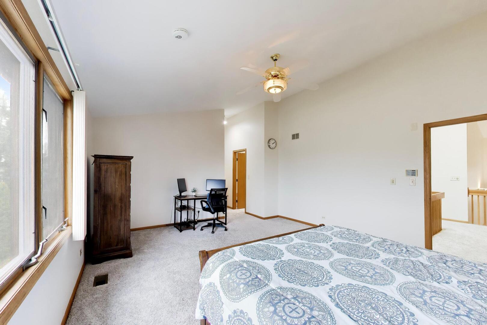 943 W Essex Place, Arlington Heights, IL 60004