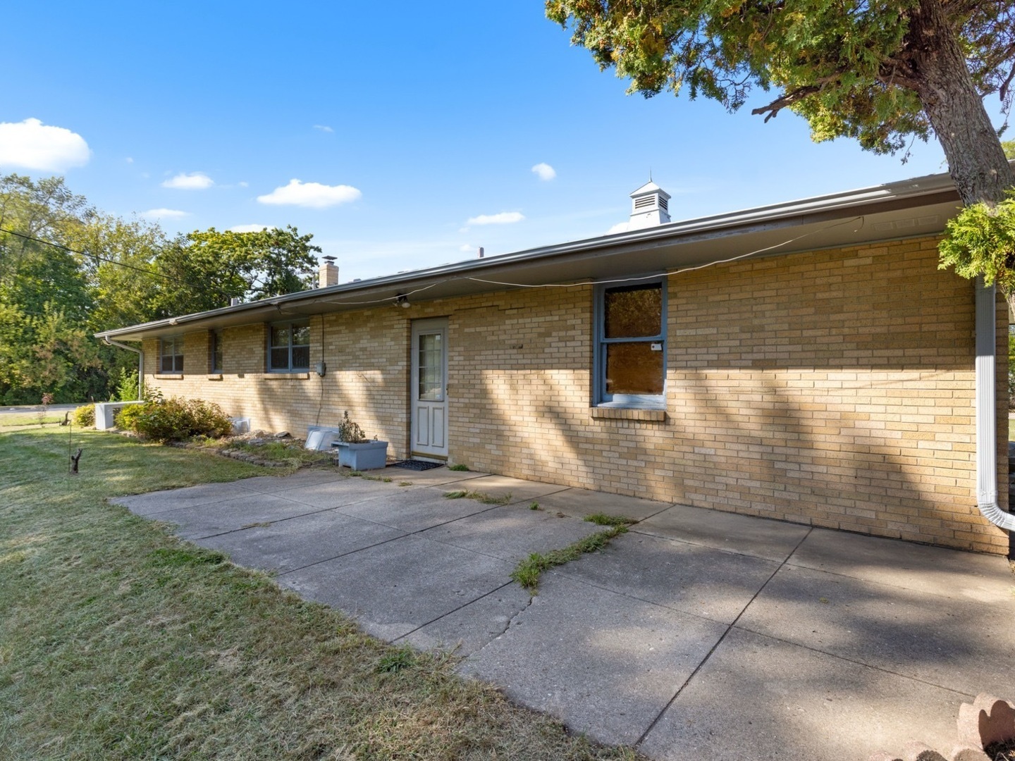 2916 School Street, Rockford, IL 61101