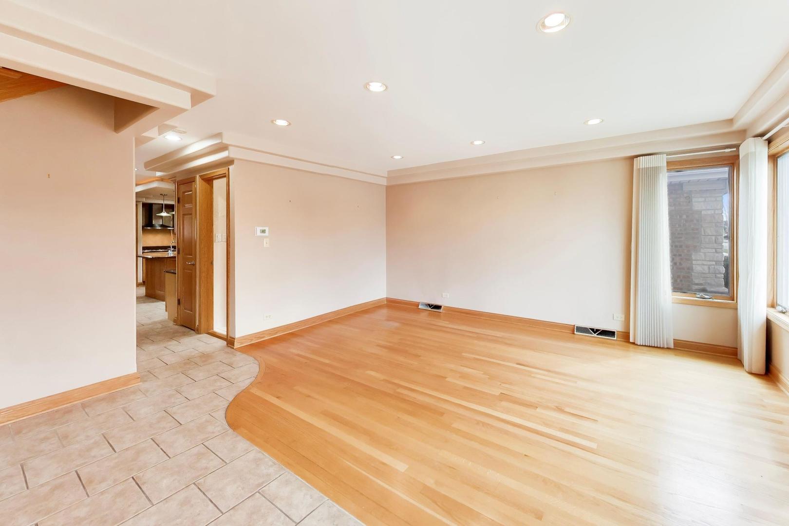 5731 S Newland Avenue, Chicago, IL 60638