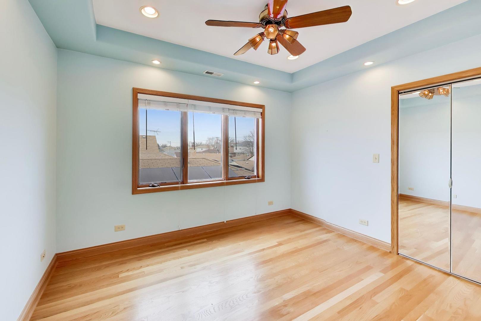 5731 S Newland Avenue, Chicago, IL 60638