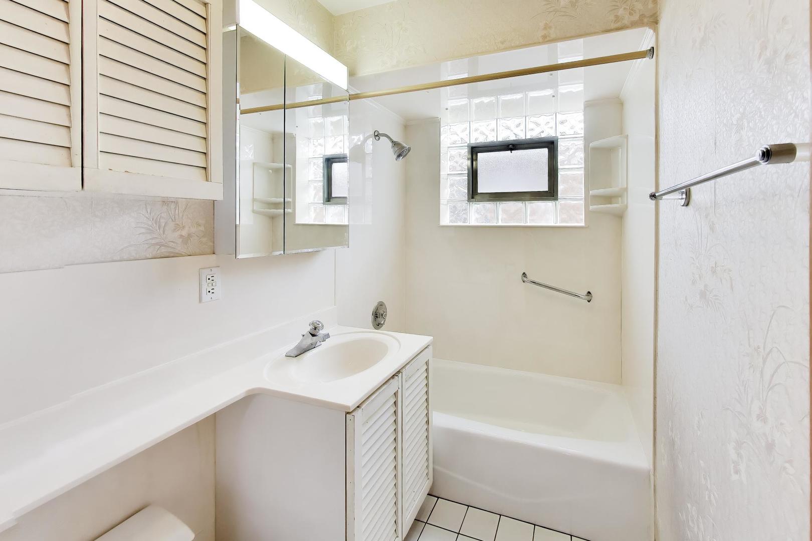 5731 S Newland Avenue, Chicago, IL 60638